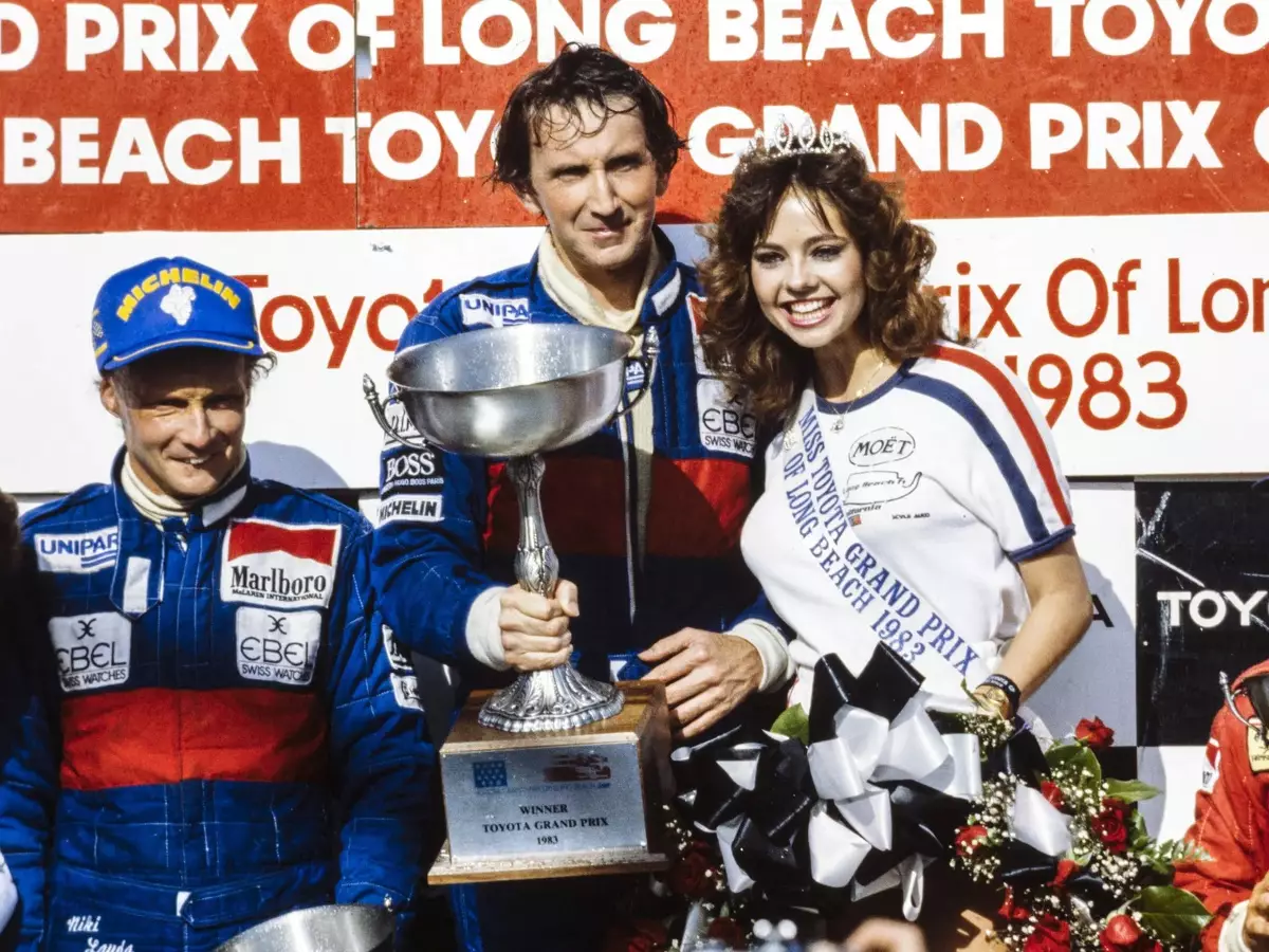John Watson und Niki Lauda feiern auf dem Podium in Long Beach 1983 Foto zur News: Siege vom schlechtesten Startplatz: Den Rekord kann Verstappen nicht knacken
