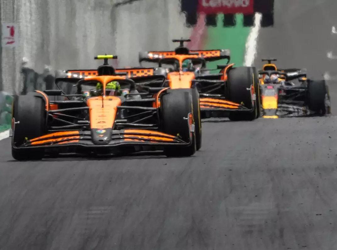 Lando Norris vor seinem McLaren-Teamkollegen Oscar Piastri und Max Verstappen im Red Bull Foto zur News: McLaren: "Rechnerisch haben wir noch eine Chance, aber ..."