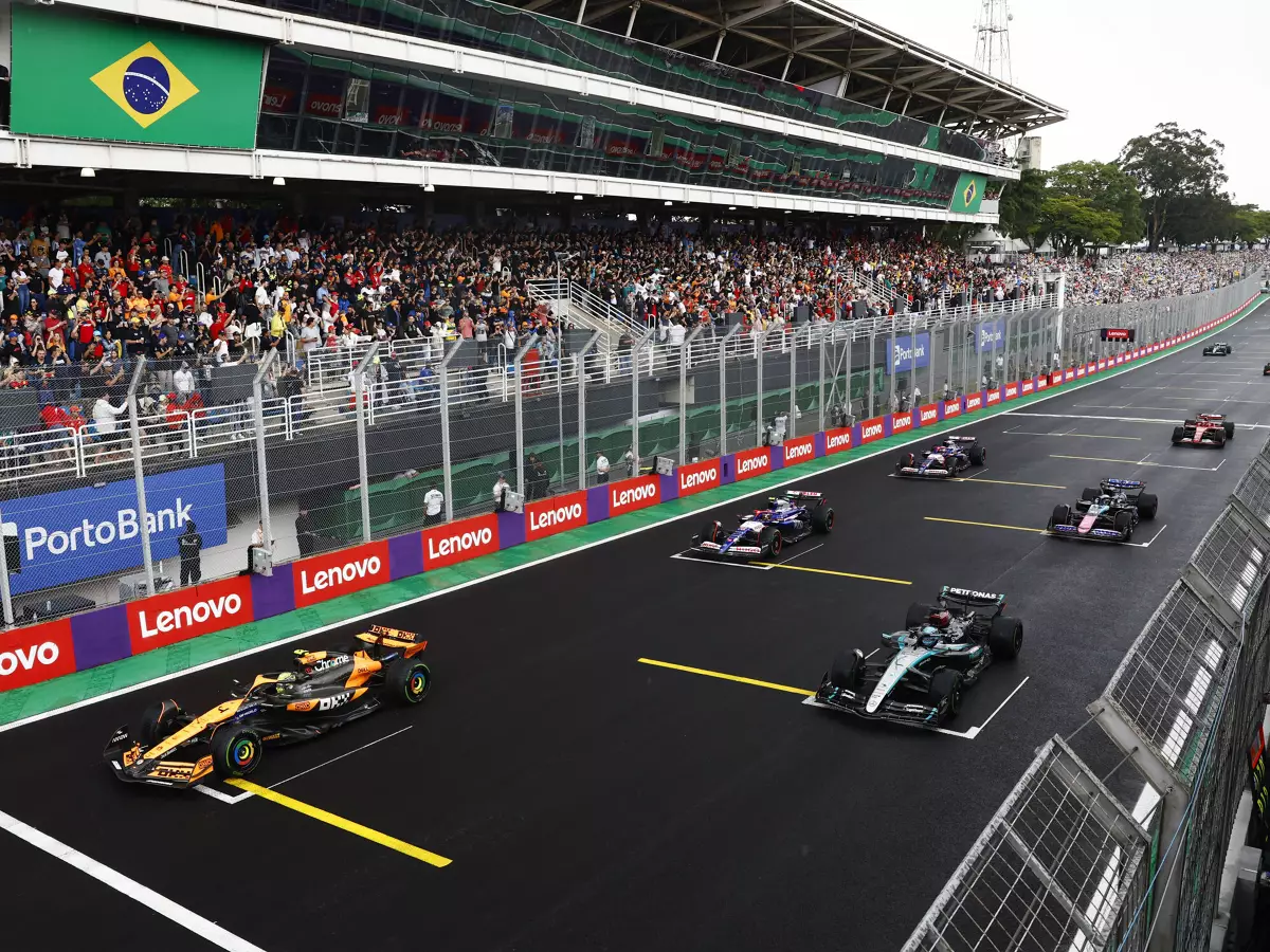 Lando Norris, George Russell, Yuki Tsunoda Foto zur News: McLaren-Teamchef Stella: Regeln für Startabbruch könnten eindeutiger sein