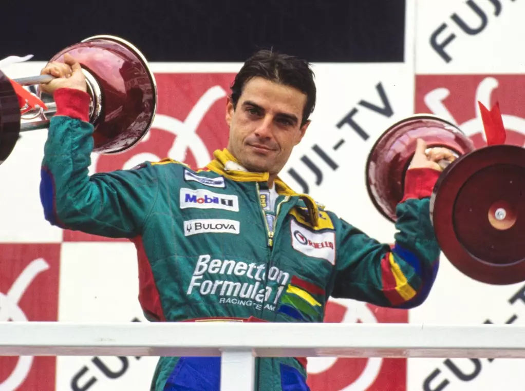 Alessandro Nannini mit den Siegerpokalen beim Formel-1-Rennen in Japan 1989 Foto zur News: Formel-1-Fahrer mit nur einem Grand-Prix-Sieg