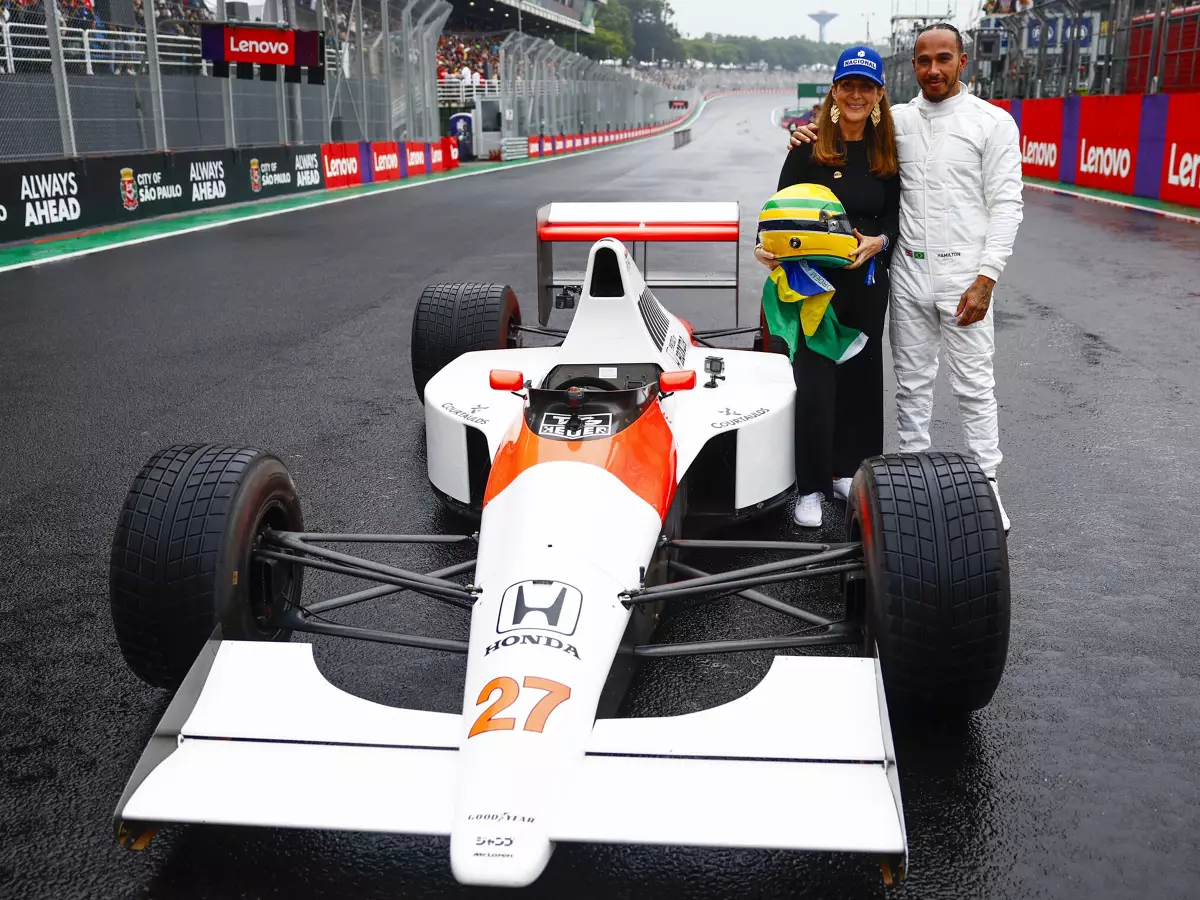 Lewis Hamilton Foto zur News: Hamiltons emotionale Fahrt im Senna-McLaren: "Brauchen wieder H-Schaltung"