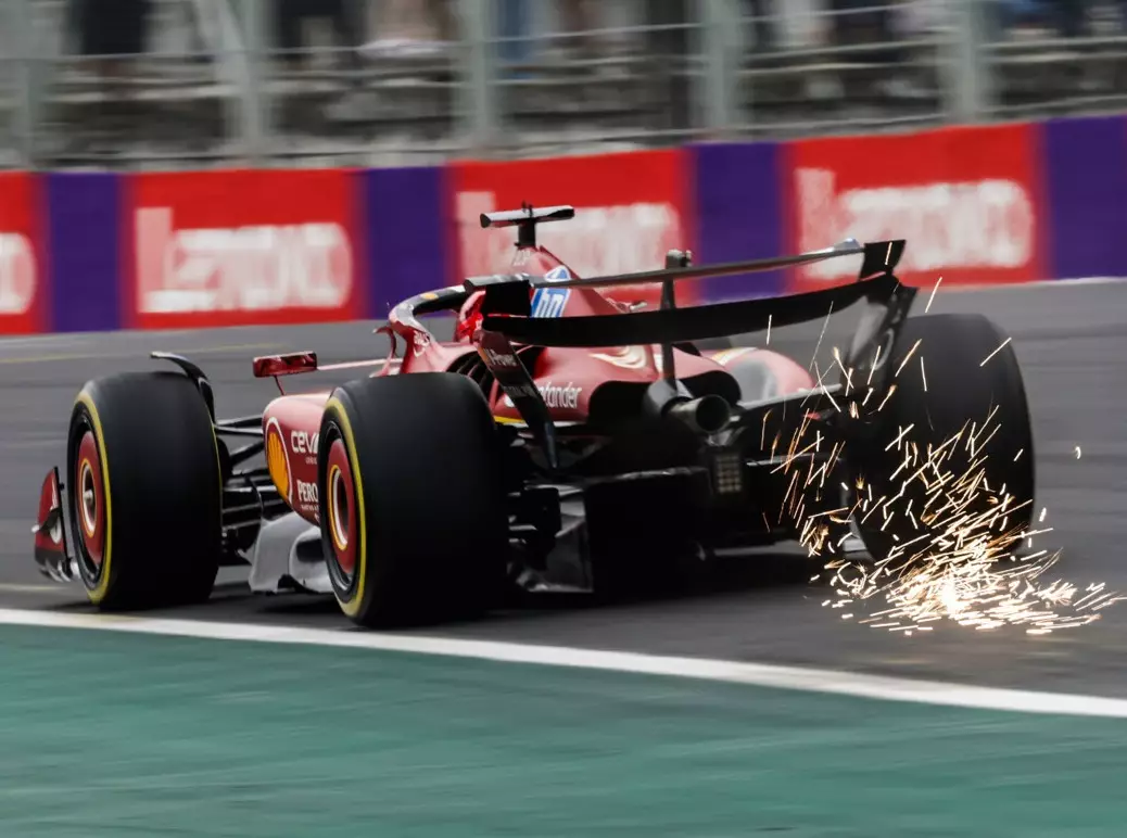 Charles Leclerc lässt die Funken fliegen: Wie schlägt sich Ferrari in Las Vegas? Foto zur News: Leclerc warnt: Wird Ferraris neue Stärke in Las Vegas zur Schwäche?