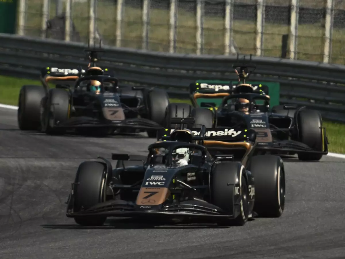 Die APXGP-Autos beim Dreh für den neuen Formel-1-Film auf der Strecke Foto zur News: Nach Mercedes-Hilfe für "F1"-Film: Sorge bei Red Bull