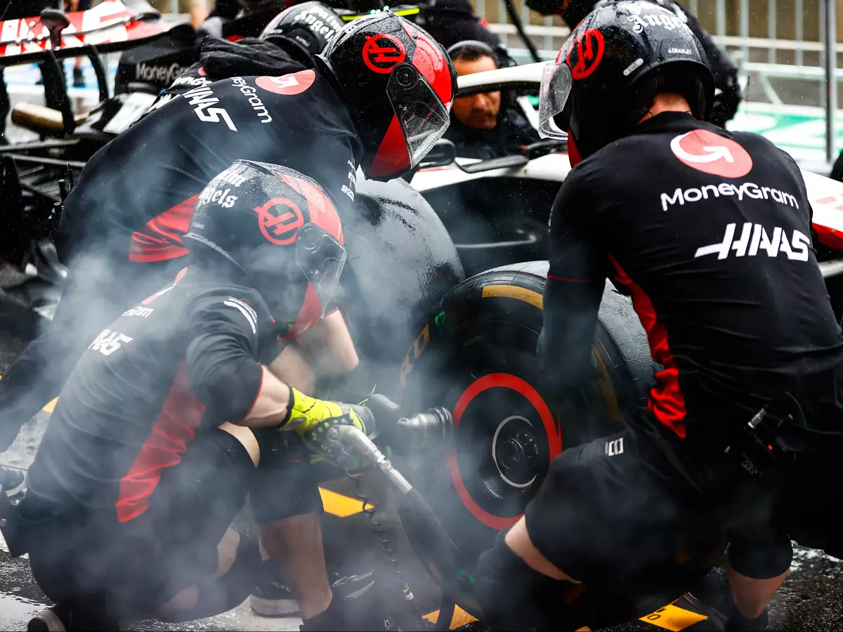 Die Rennmechaniker der Formel 1 leisten Höchstarbeit - nicht nur beim Boxenstopp Foto zur News: Hinter den Kulissen bei Haas: Wie groß der Stress für die Rennmechaniker ist