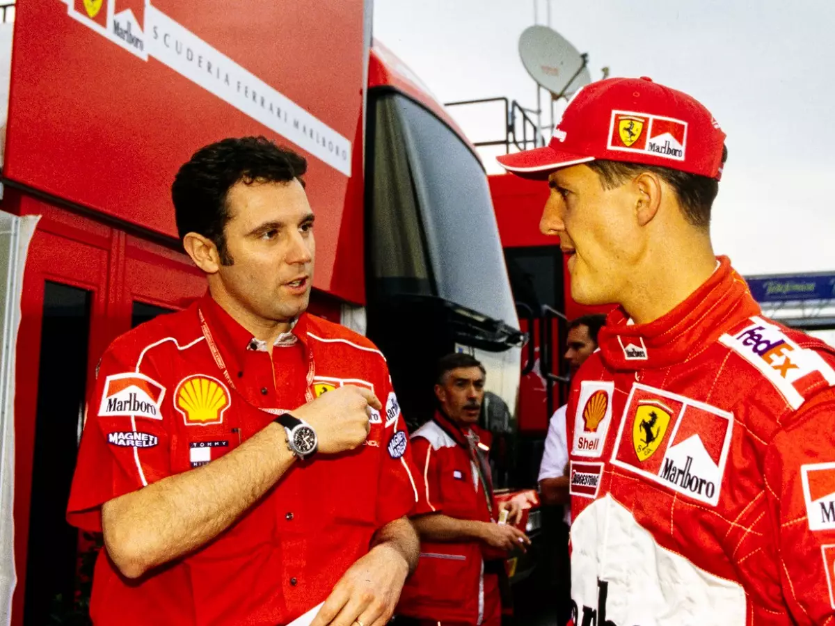 Stefano Domenicali, Michael Schumacher Foto zur News: Erster Ferrari-Test: Michael Schumacher kam mit dem Notizblock
