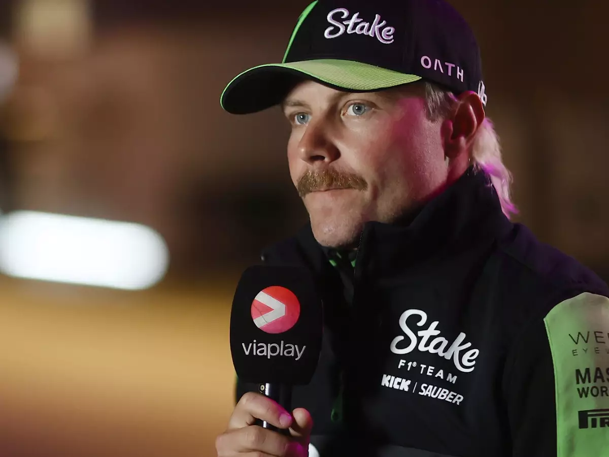 Valtteri Bottas bei einem Interview im Formel-1-Fahrerlager in Las Vegas 2024 Foto zur News: Warum Valtteri Bottas 2025 wohl nicht in einer anderen Rennserie fährt