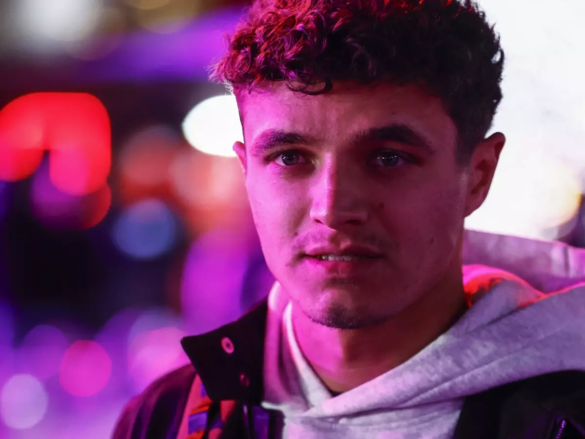 Lando Norris bei seiner Ankunft im Formel-1-Fahrerlager in Las Vegas 2024 Foto zur News: Nach Brasilien-Schock: Was Lando Norris aus der Saison 2024 lernen kann