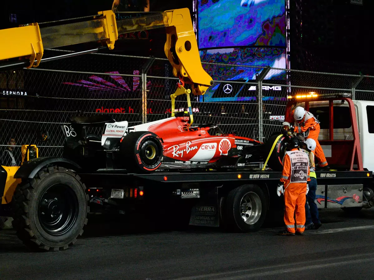 Carlos Sainz Foto zur News: Formel 1 reagiert: Änderungen an Las-Vegas-Gullydeckeln nach Sainz-Crash