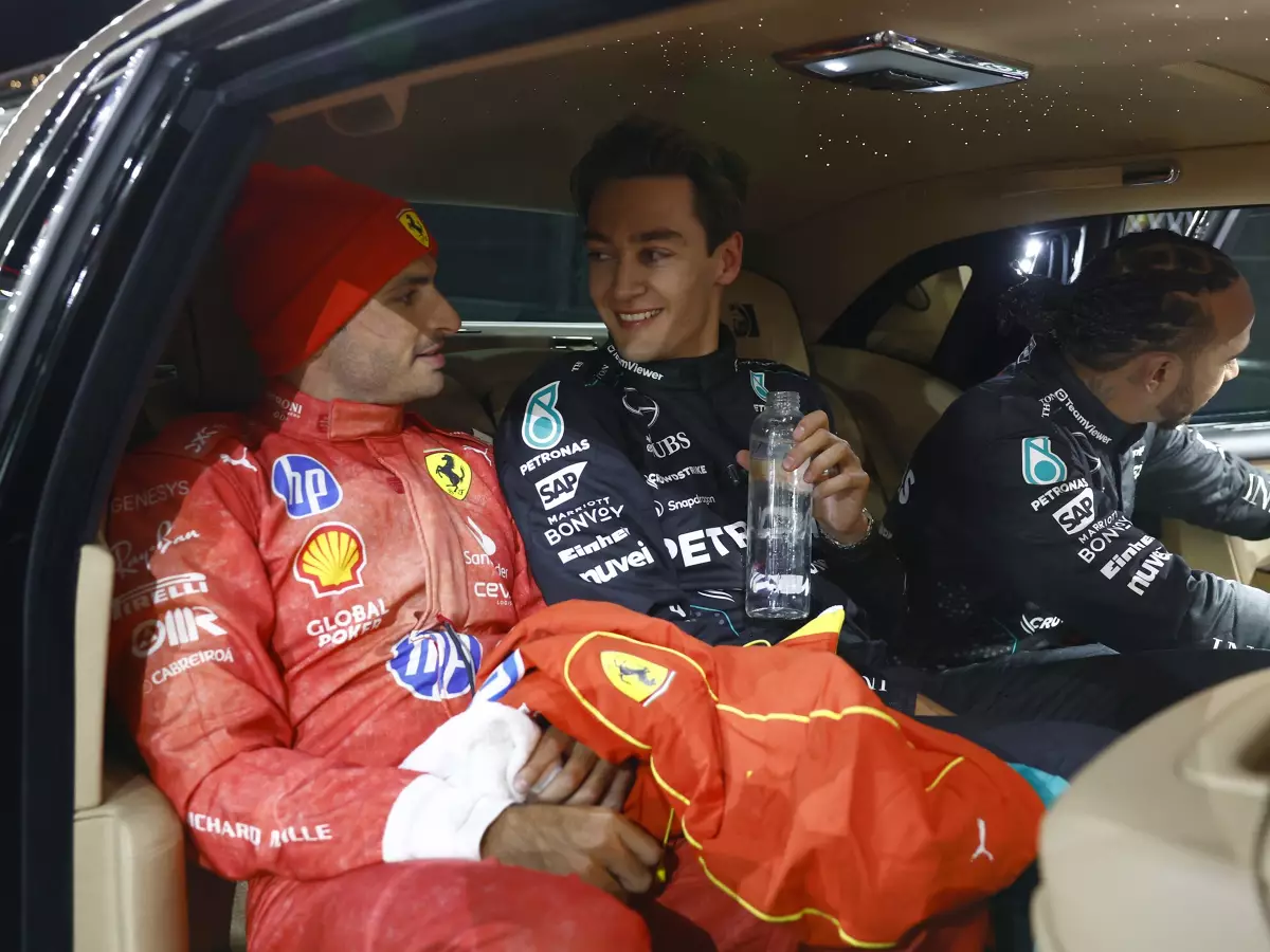 Carlos Sainz, George Russell, Lewis Hamilton Foto zur News: Carlos Sainz fordert: Vegas-Rennen sollte ein paar Stunden früher starten
