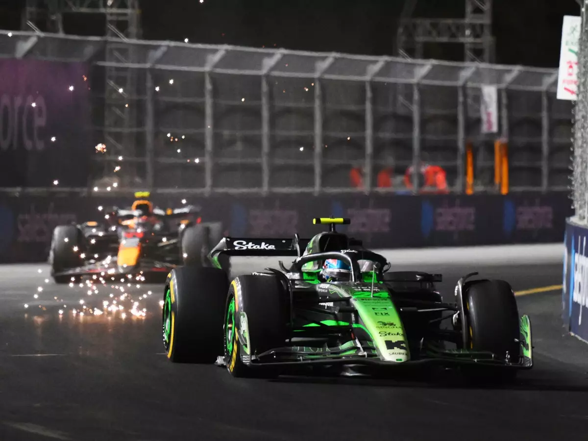 Guanyu Zhou, Sergio Perez Foto zur News: Guanyu Zhou: Forschritte mit Sauber, Gespräche mit Ferrari