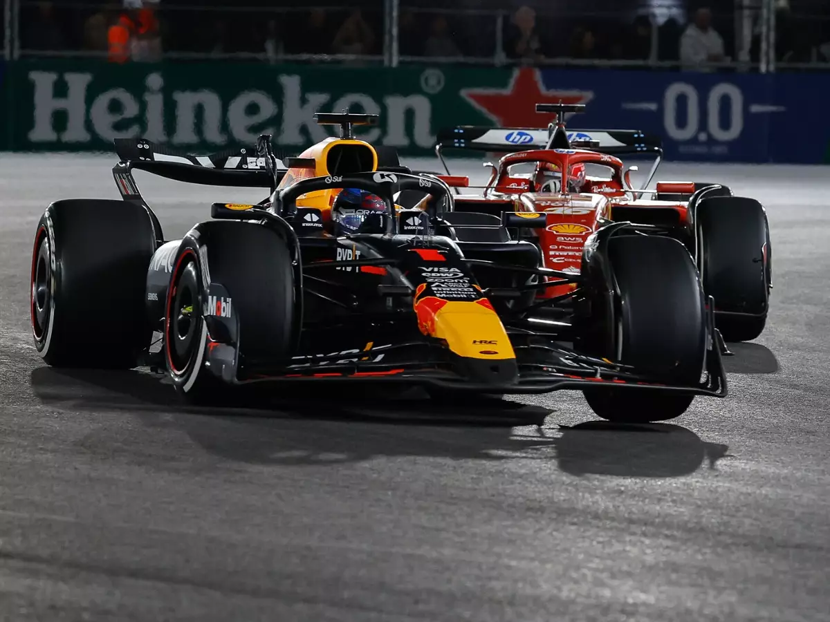 Max Verstappen im Red Bull RB20 vor Charles Leclerc im Ferrari SF-24 Foto zur News: Red Bull ist gewarnt für 2025: "Andere sind schneller"