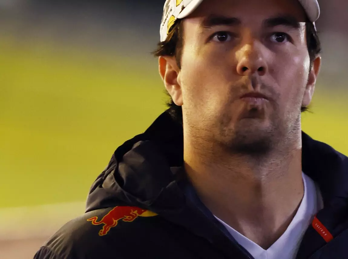 Sergio Perez verzieht das Gesicht im Formel-1-Fahrerlager in Las Vegas 2024 Foto zur News: Steiner: Red Bull hat zu lange an Sergio Perez festgehalten
