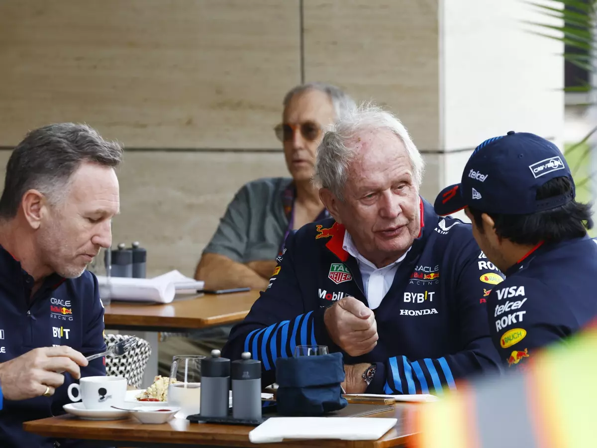 Christian Horner, Helmut Marko, Sergio Perez Foto zur News: Sergio Perez muss entscheiden: Will er eine Abschiedsparty oder nicht?