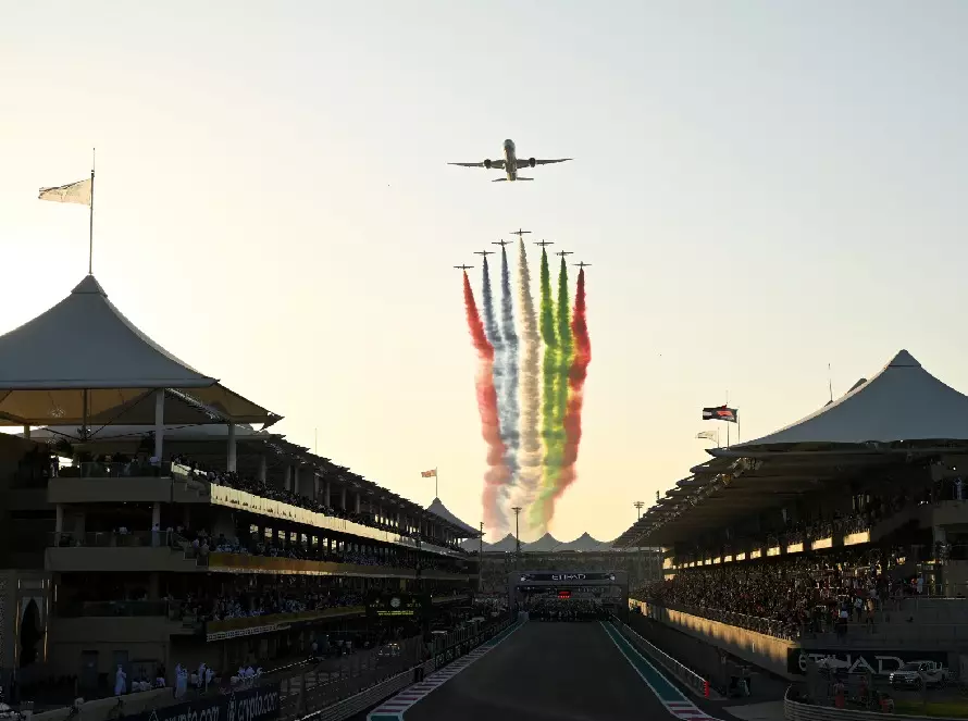 Vorstart-Phase beim Formel-1-Saisonfinale in Abu Dhabi mit Flyover Foto zur News: Übersicht: Wo die Formel 1 seit 1950 ihr Saisonfinale ausgetragen hat