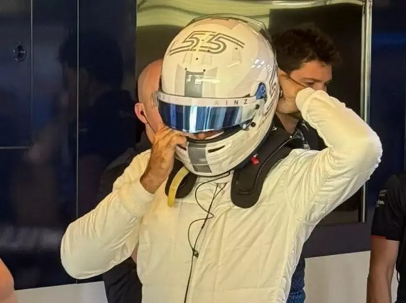 Carlos Sainz beim Formel-1-Test in Abu Dhabi in einem ganz weißen Rennanzug Foto zur News: Vorschau auf 2025: Warum Sainz und Hülkenberg in neutralen Farben testen