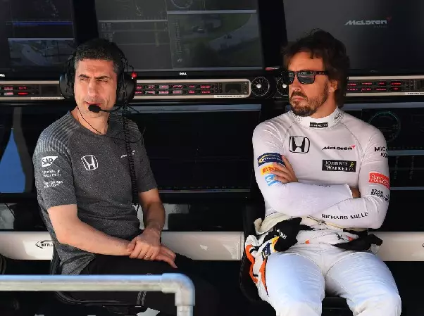 Andrea Stella mit Fernando Alonso am McLaren-Kommandostand 2017 in Österreich Foto zur News: Fernando Alonso: Ich habe Andrea Stella zu McLaren gebracht
