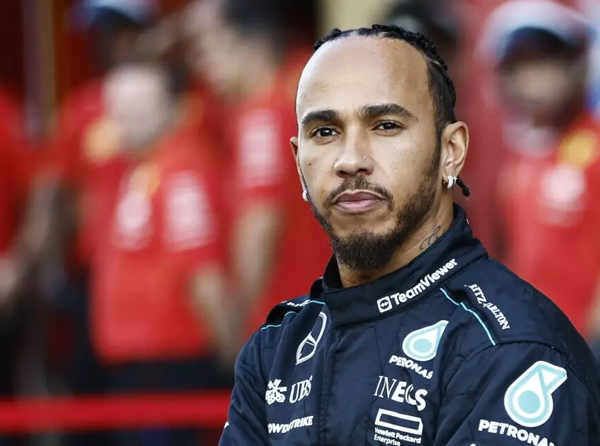 Der siebenmalige Formel-1-Weltmeister Lewis Hamilton beim Mercedes-Teamfoto Foto zur News: Nico Rosberg: Lewis Hamilton ist "immer noch Weltklasse", aber ...