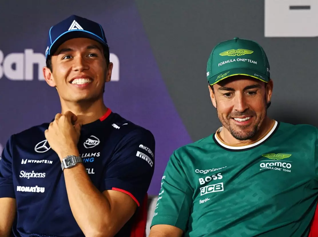 Alexander Albon, Lewis Hamilton, Fernando Alonso und Max Verstappen bei einer Formel-1-Pressekonferenz Foto zur News: Williams wollte Fernando Alonso: "Bringt erstmal euren Laden in Ordnung!"