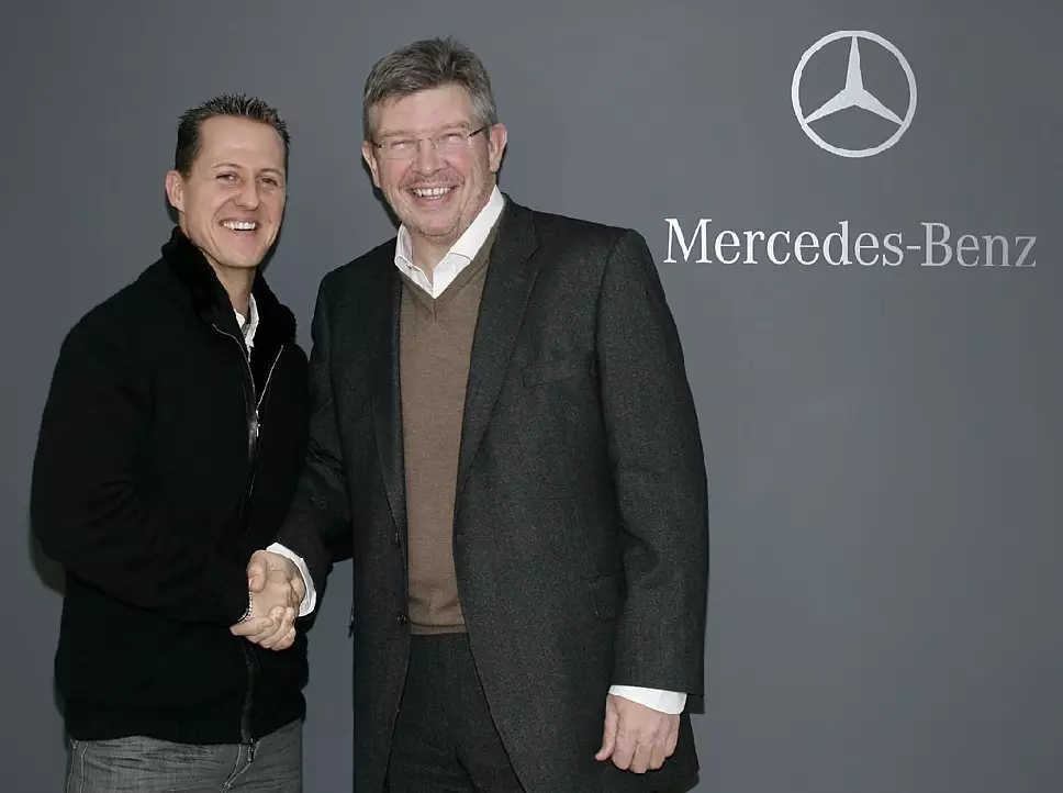Michael Schumacher am 23. Dezember 2009 mit Mercedes-Teamchef Ross Brawn Foto zur News: 23. Dezember 2009: Mercedes bestätigt Schumacher-Comeback