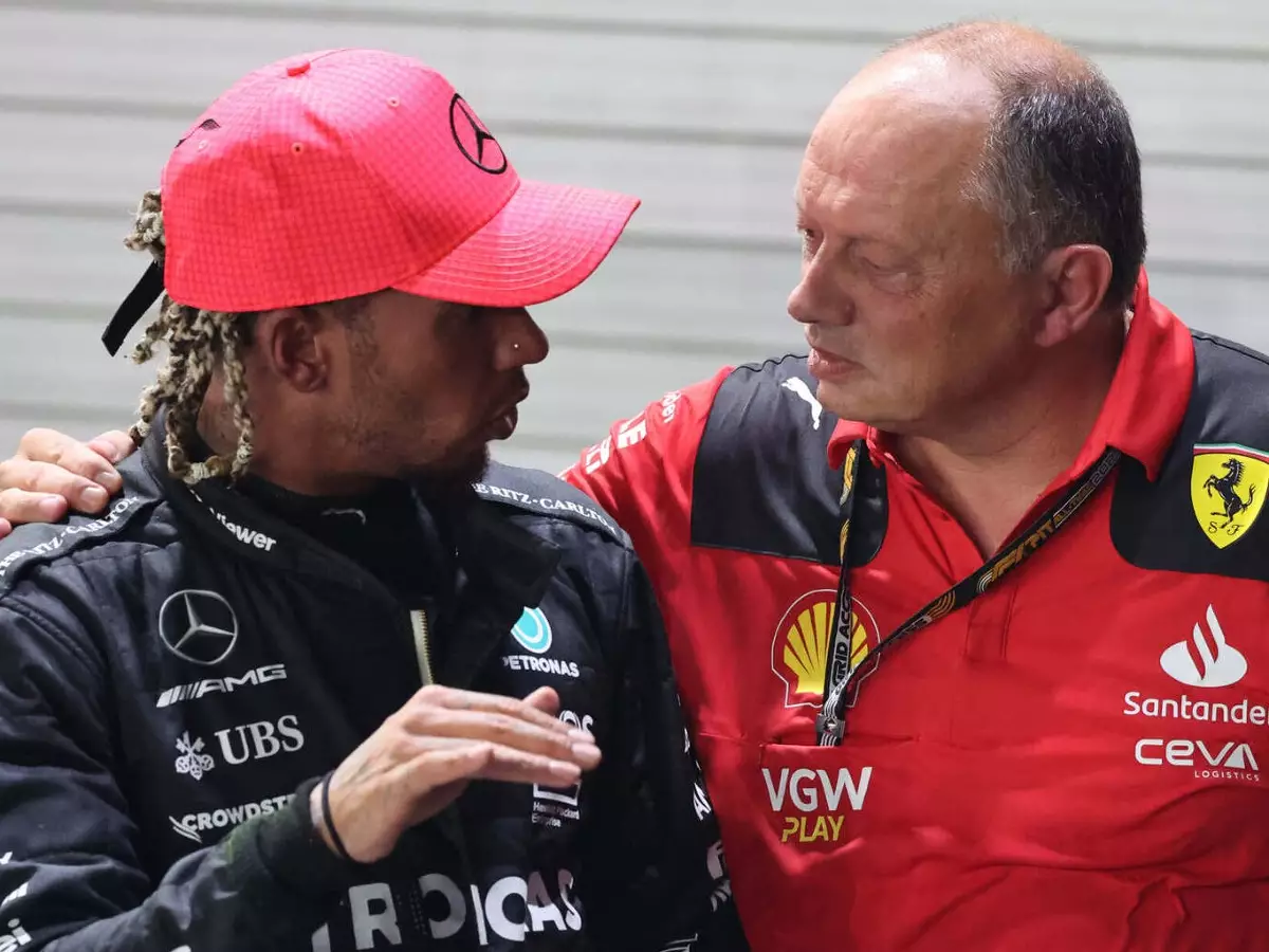 Lewis Hamilton im Gespräch mit Ferrari-Teamchef Frederic Vasseur Foto zur News: Erste Hamilton-Botschaft als Ferrari-Fahrer: "Nehmt die Veränderung an"