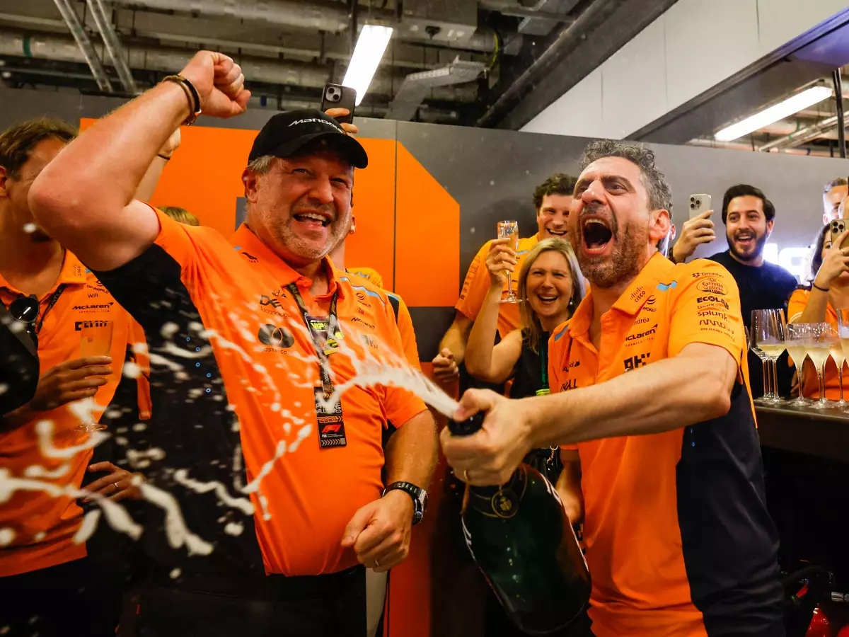 Zak Brown und Andrea Stella jubeln über McLarens WM-Titel 2024 Foto zur News: Andrea Stella: McLaren ist genauso leidenschaftlich wie Ferrari