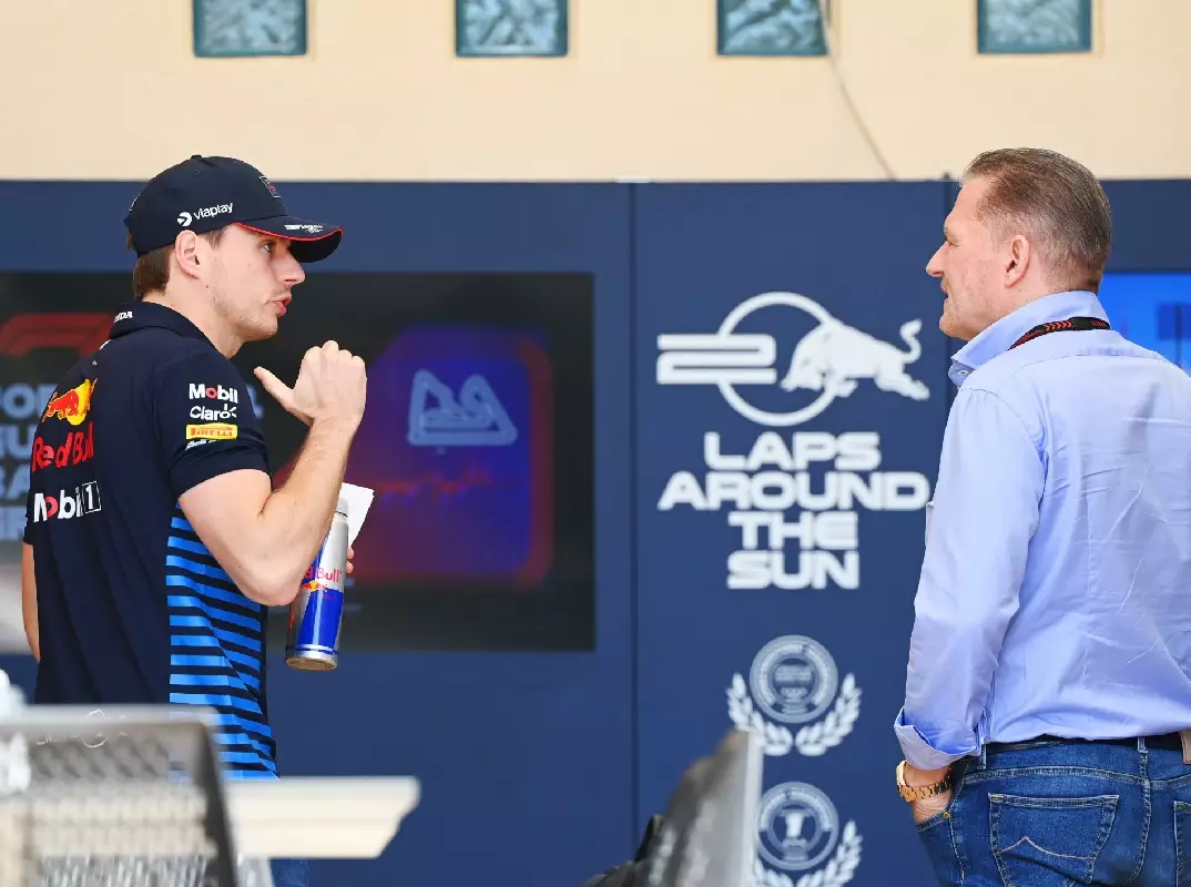 Max Verstappen und sein Vater Jos im Fahrerlager Foto zur News: Jos Verstappen: Wechsel von Max ist "nicht ausgeschlossen"