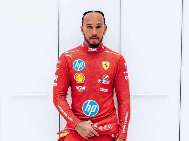 Lewis Hamilton zum ersten Mal im Ferrari-Outfit Foto zur News: Premiere: Lewis Hamilton erstmals im Ferrari-Rennanzug