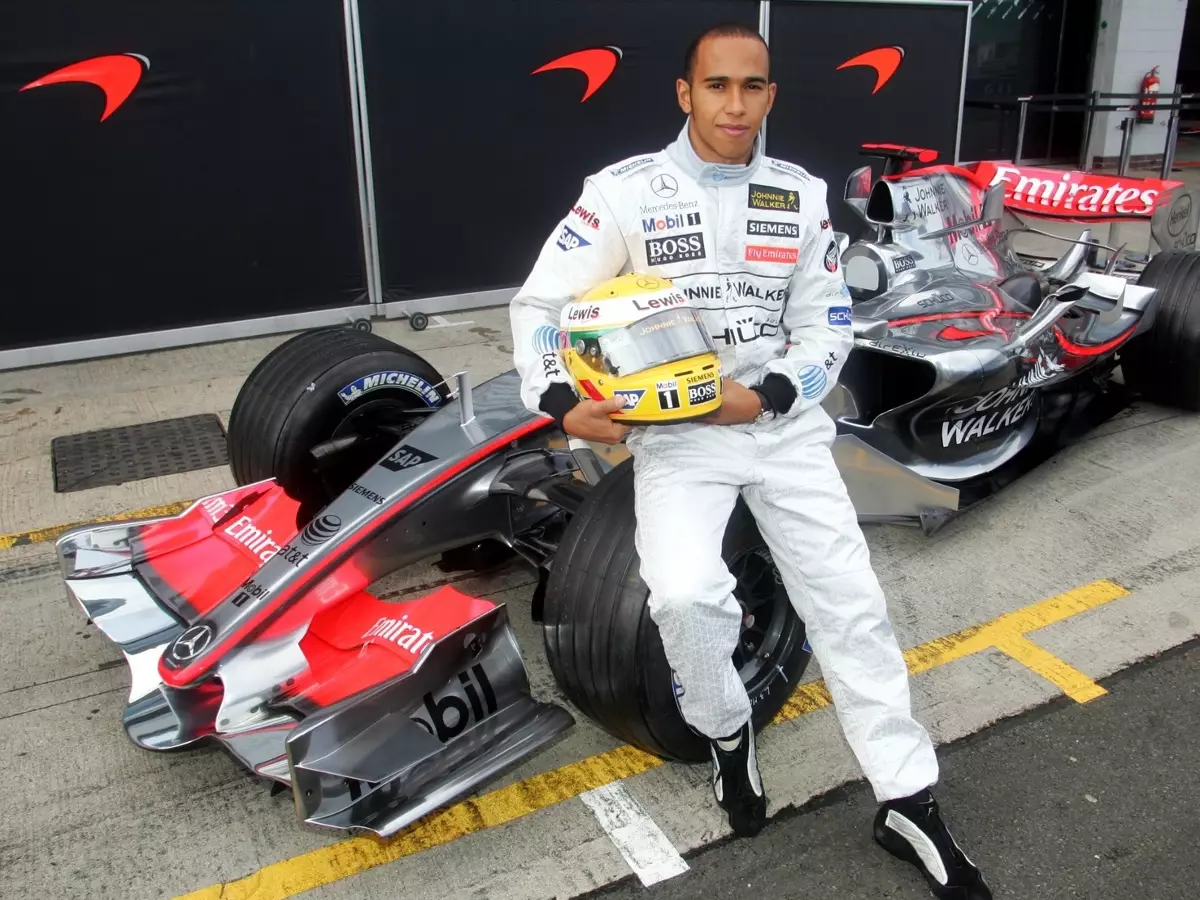 Lewis Hamilton mit dem McLaren MP4-21 aus der Formel-1-Saison 2006 Foto zur News: Fotostrecke: Hamiltons "erste Tage" bei McLaren, Mercedes und Ferrari