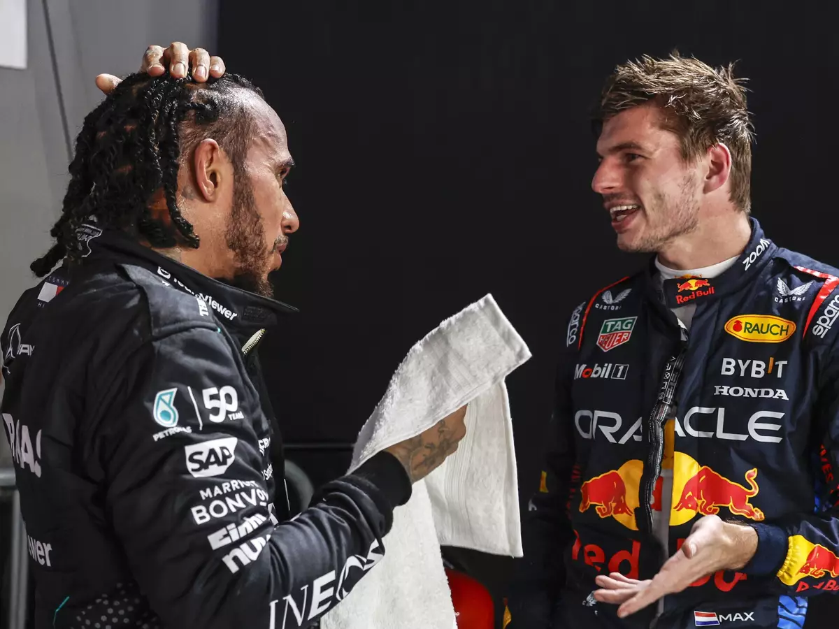 Lewis Hamilton und Max Verstappen im Parc ferme nach einem Formel-1-Rennen Foto zur News: Marko: Selbst im "mittelmäßigen" Auto ist Verstappen besser als Hamilton