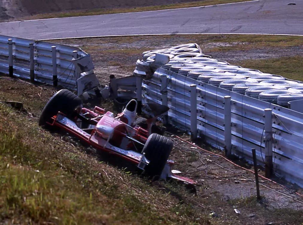 Das Unfallauto von Allan McNish 2002 in Suzuka vor dem Loch in der Leitplanke Foto zur News: McNishs Suzuka-Crash 2002: "Ich erinnere mich nicht an alles"