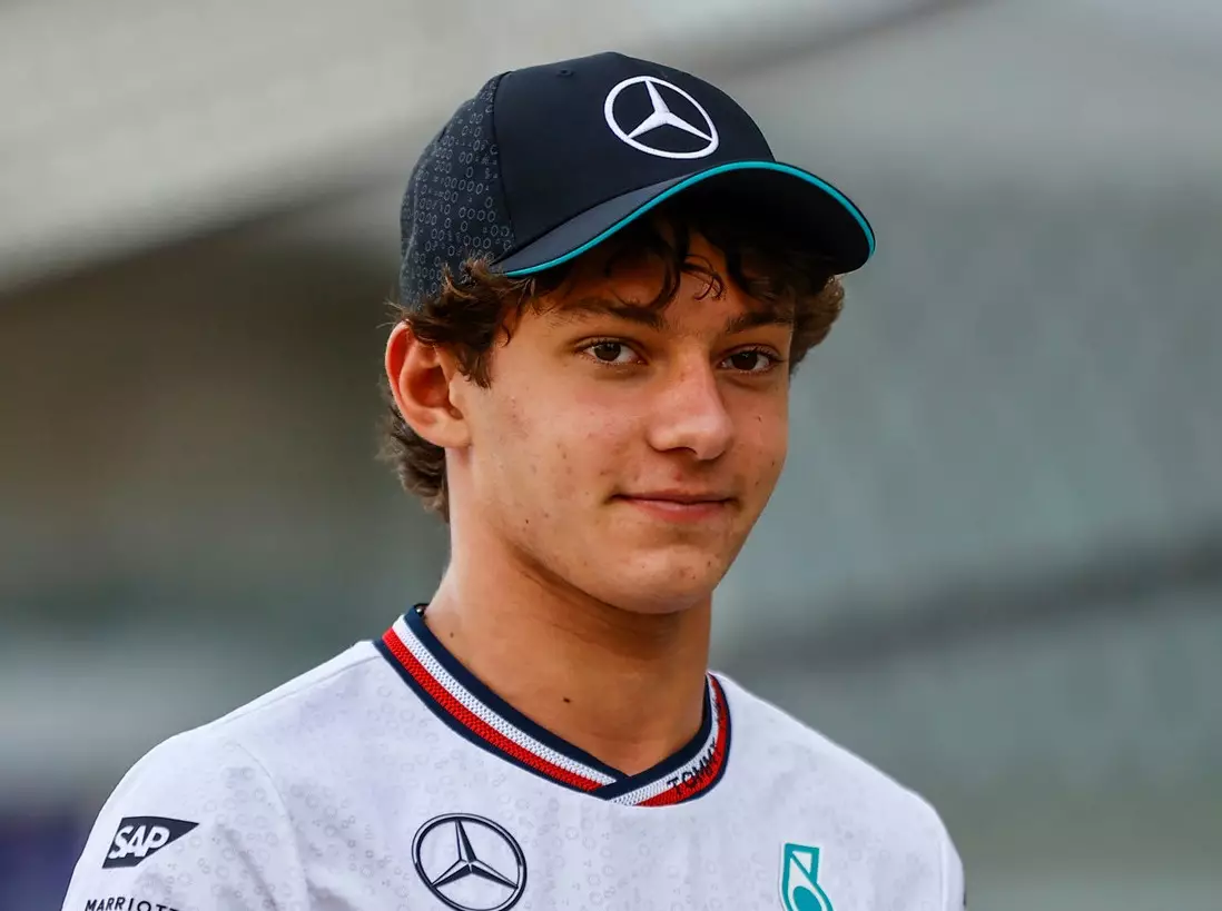 Andrea Kimi Antonelli im Formel-1-Fahrerlager Foto zur News: Warum Kimi Antonelli Nyck de Vries an Max Verstappen erinnert