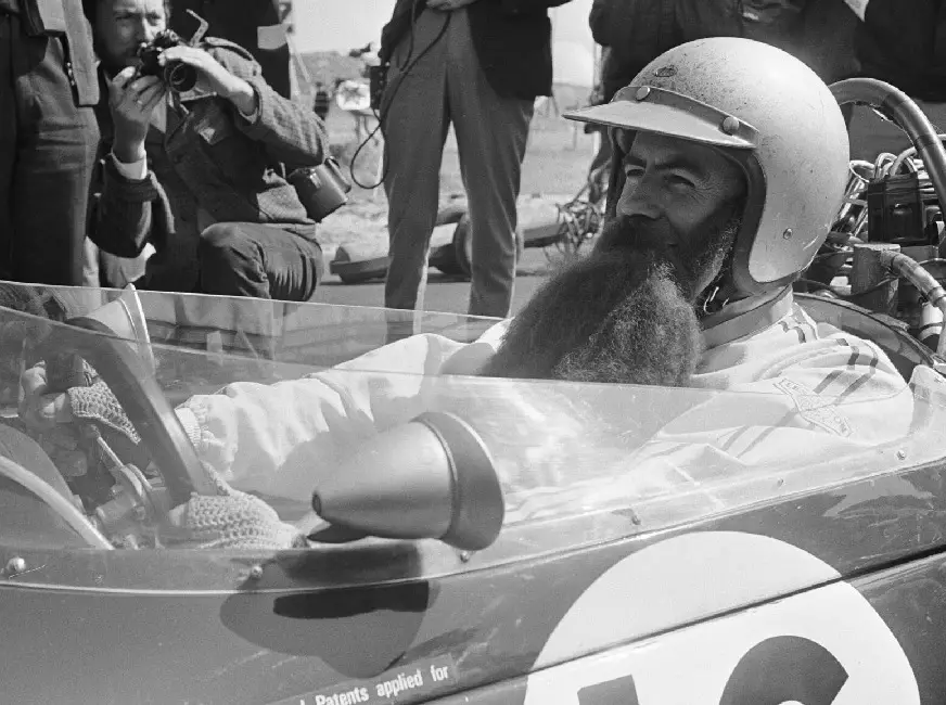 Jack Brabham mit falschem Bart vor dem Formel-1-Rennen in Zandvoort 1966 Foto zur News: Ein Bild und seine Geschichte: Der "alte" Jack Brabham