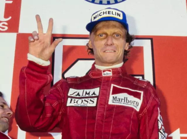 Niki Lauda zeigt an: Er hat zum dritten Mal die Formel-1-WM gewonnen Foto zur News: Die ältesten Formel-1-Rekorde