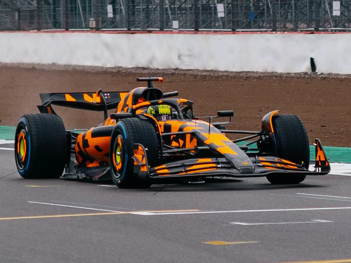 Lando Norris Foto zur News: In Tarnlackierung: McLaren zeigt neuen MCL39 bei Shakedown in Silverstone!