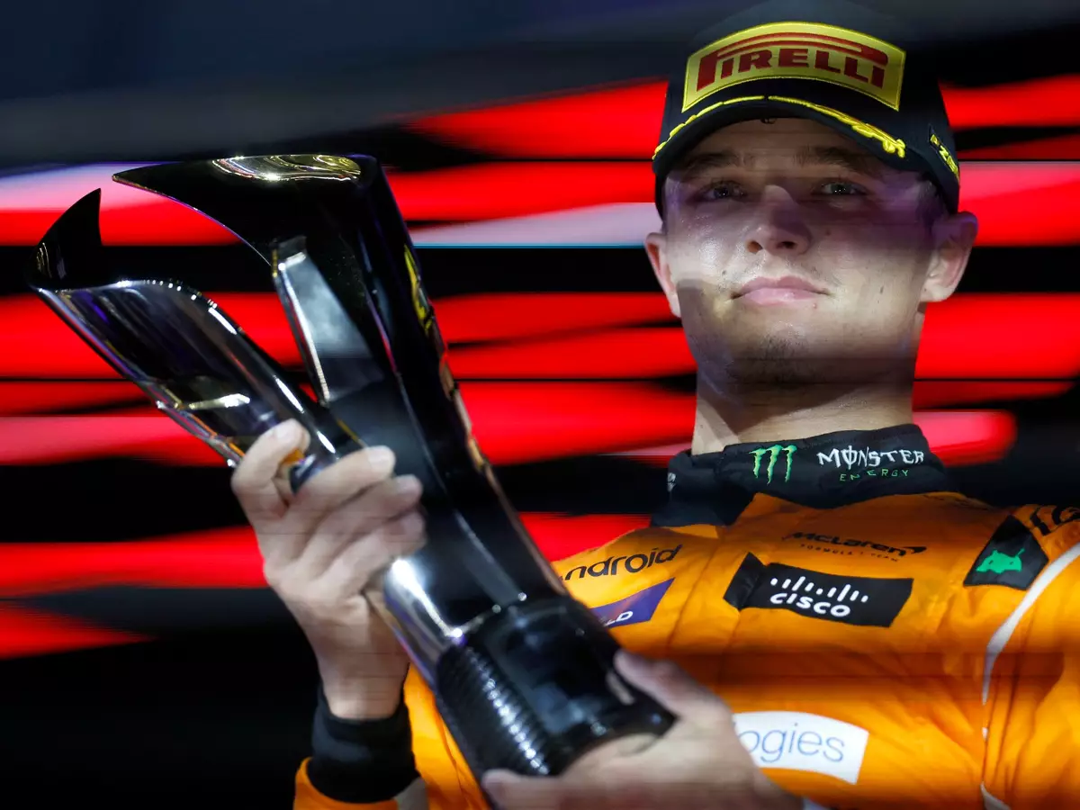 McLaren-Fahrer Lando Norris auf dem Podium in der Formel-1-Saison 2024 Foto zur News: Andrea Stella: Lando Norris ist 2024 "enorm gewachsen"