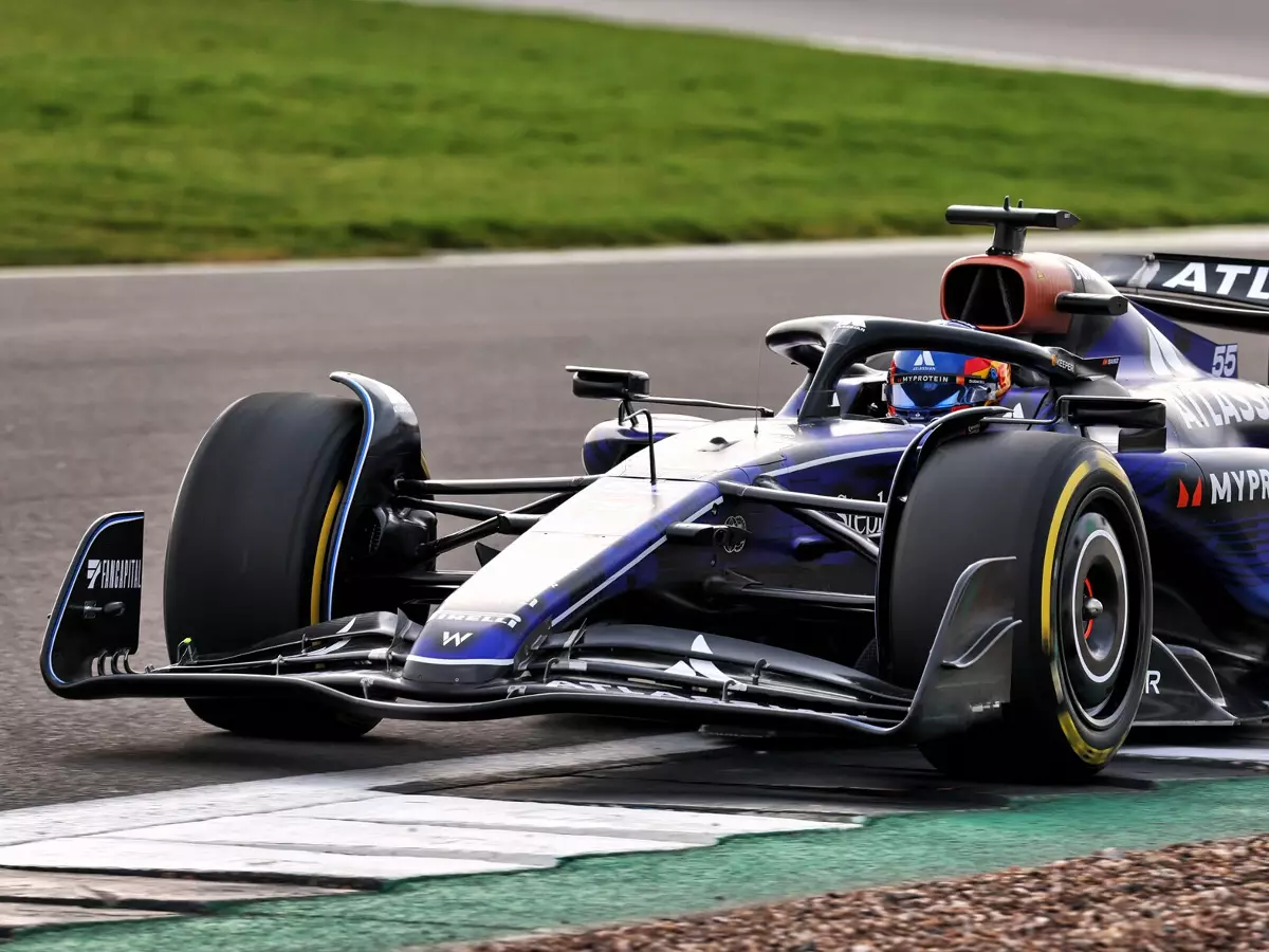 Carlos Sainz beim Shakedown des neuen Williams FW47 für 2024 in Silverstone Foto zur News: Albon euphorisch: Macht der neue FW47 Williams wieder gefährlich?