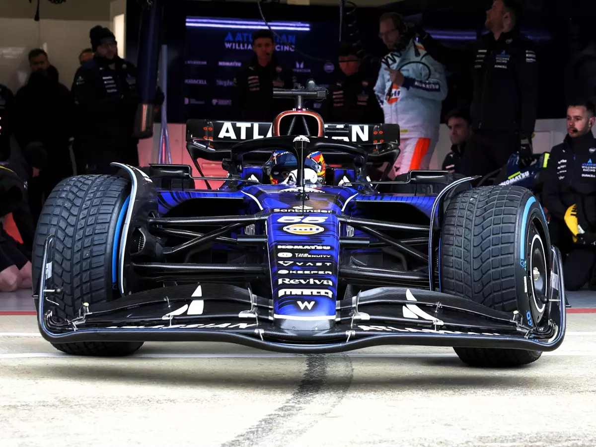 Carlos Sainz startet zur Jungfernfahrt mit dem Williams FW47 für die Formel 1 2025 Foto zur News: James Vowles betont: Für Williams ist 2026 wichtiger als 2025