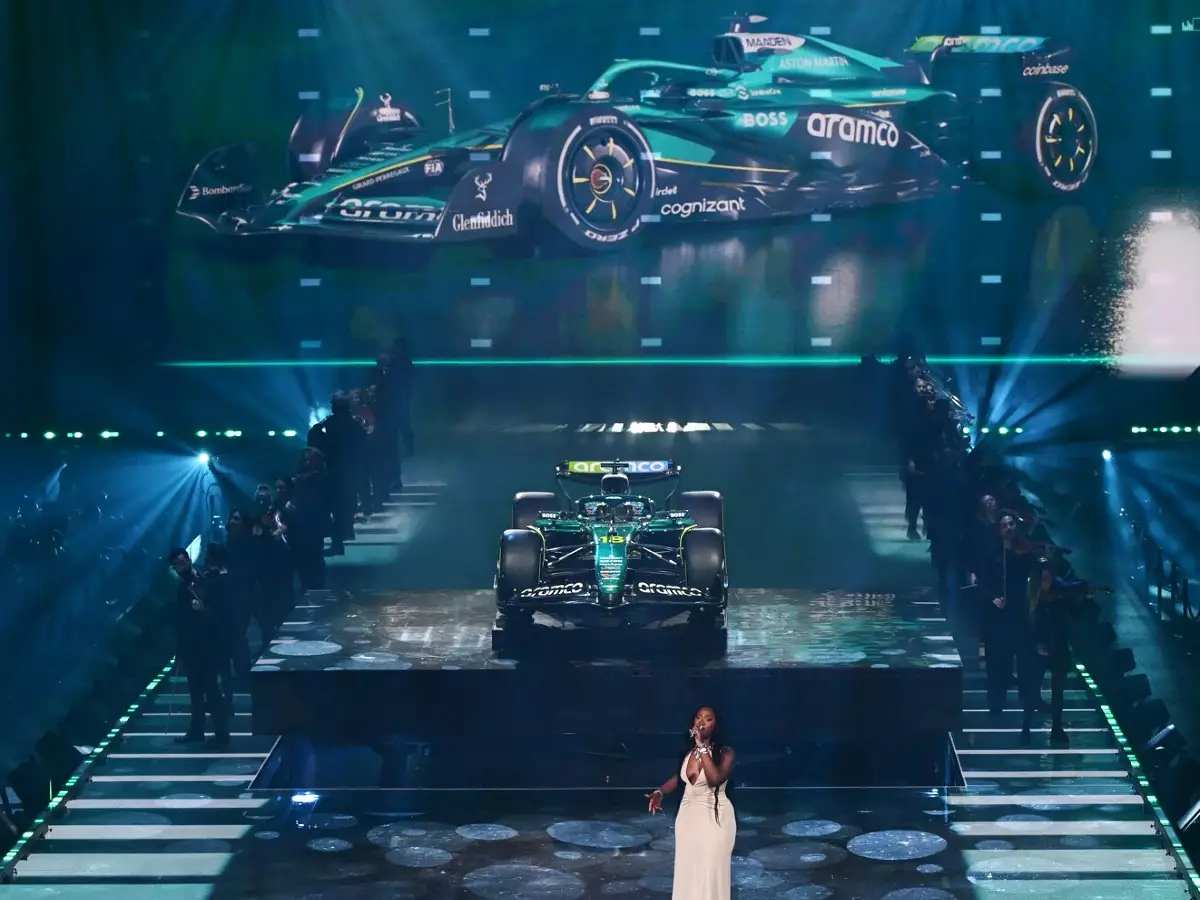 Aston Martin Foto zur News: Fernando Alonso sieht Aston Martins Chancen auf Dominanz steigen