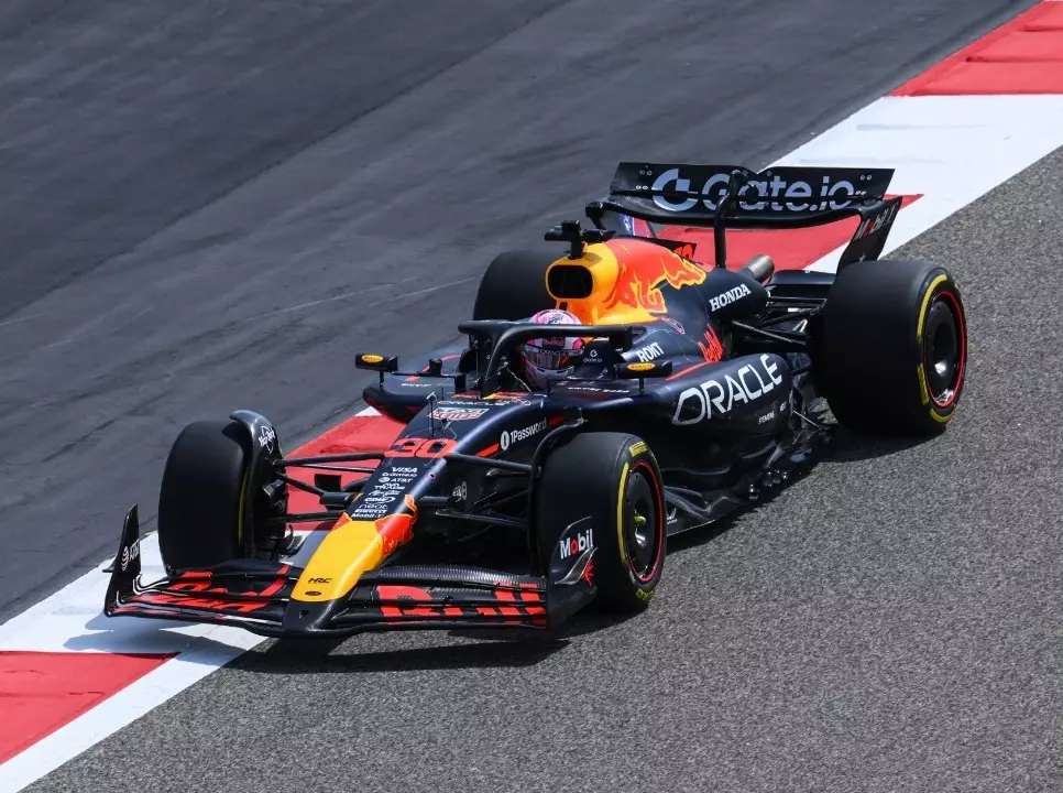 Premiere für den RB21: Schon am Dienstag durfte er erstmals auf die Strecke Foto zur News: Verstappen nach ersten Metern im neuen RB21: "Fühlt sich einfach gut an"