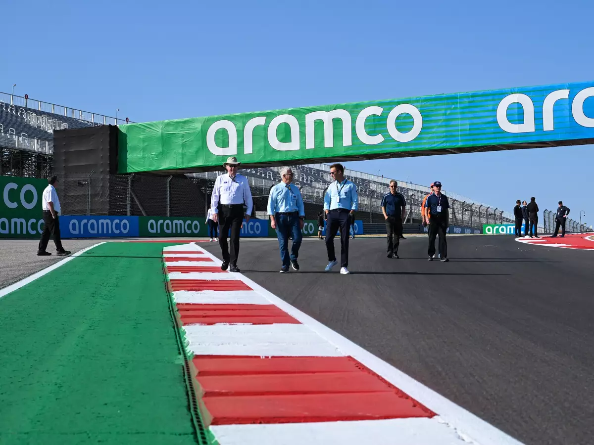 Aus drei mach vier: FIA-Kommissare, hier mit Derek Warwick, beim Trackwalk Foto zur News: FIA stockt auf: Bei sechs Rennen ein zusätzlicher Steward zur Unterstützung