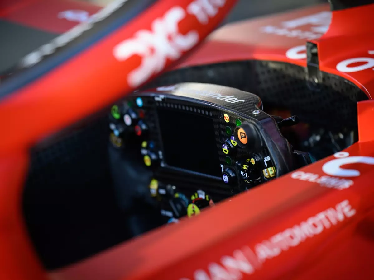 Lenkrad im Ferrari SF-24 Foto zur News: Hamilton nimmt Änderungen vor: Lenkrad fast wie bei Mercedes