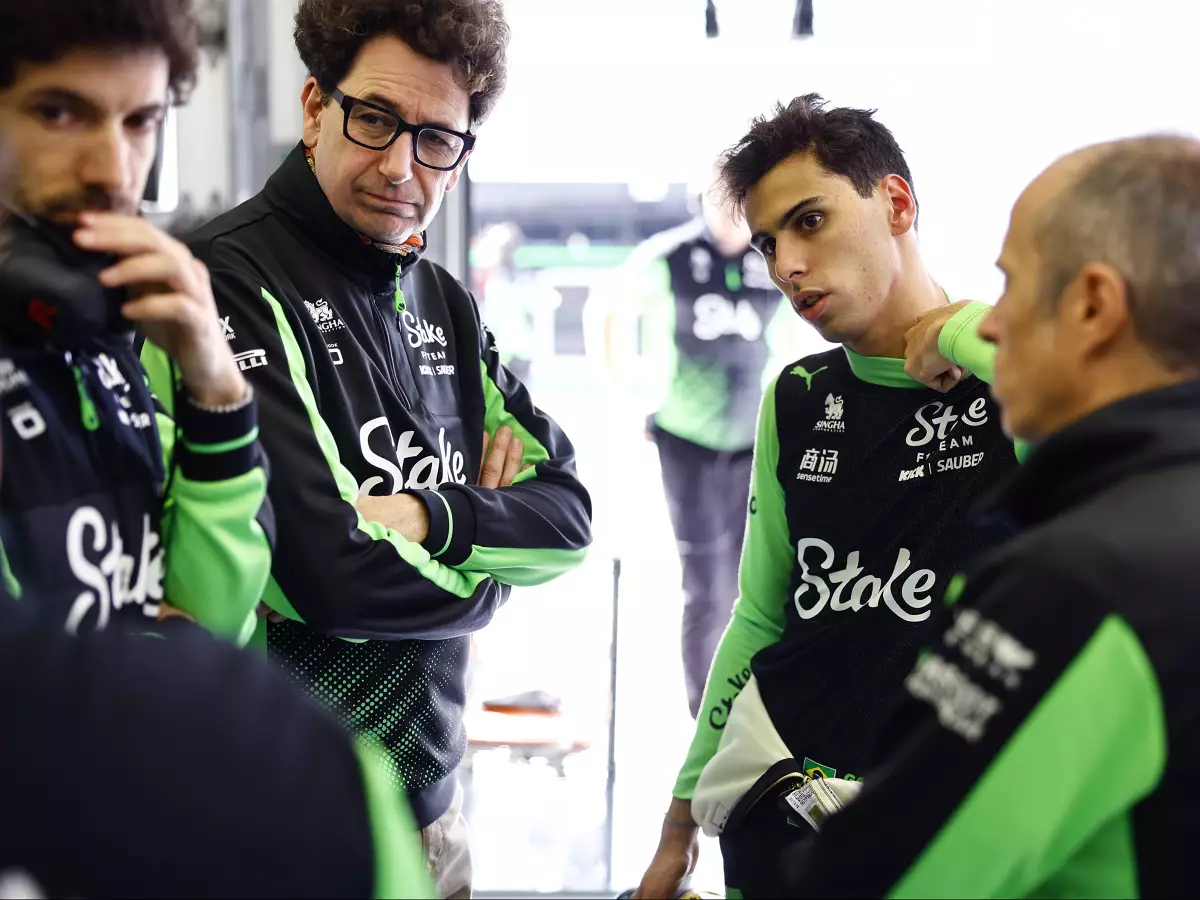 Gabriel Bortoleto, Mattia Binotto und weitere Leute in der Sauber-Garage Foto zur News: Mattia Binotto: Es reicht nicht, einfach nur mehr Leute einzustellen