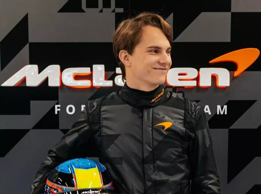 Oscar Piastri verlängert seinen Vertrag und bleibt McLaren langfristig erhalten Foto zur News: Offiziell: Oscar Piastri verlängert langfristig mit McLaren!