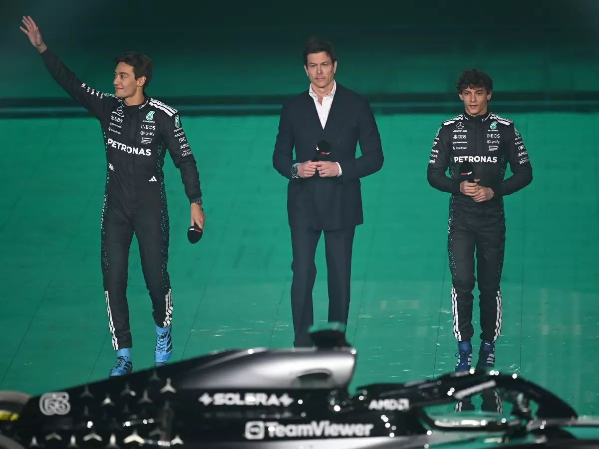 George Russell, Toto Wolff, Kimi Antonelli Foto zur News: Toto Wolff: Leute vergessen manchmal, wie gut Russell ist