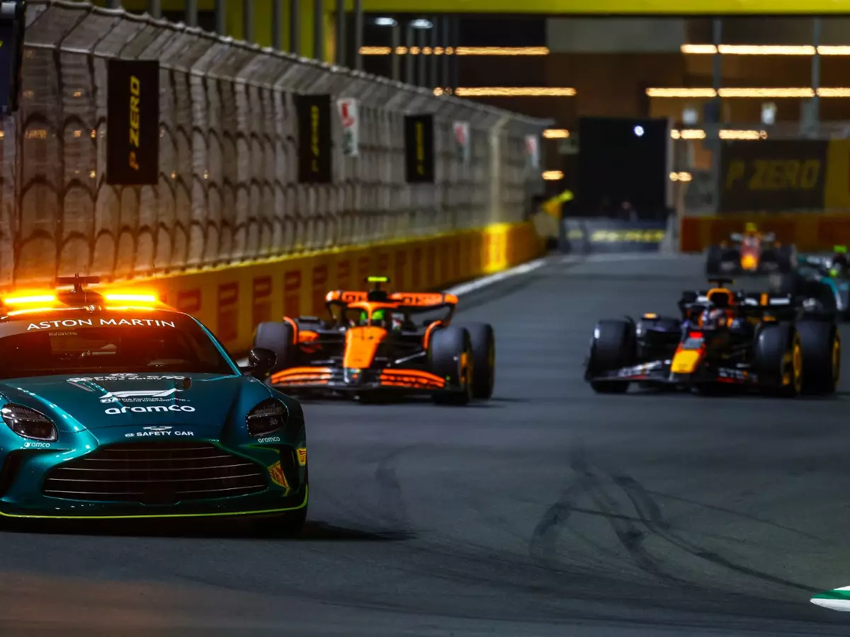 Lando Norris, Max Verstappen Foto zur News: Brundle: "Straßenkämpfer" Verstappen kann zum Problem für Norris werden
