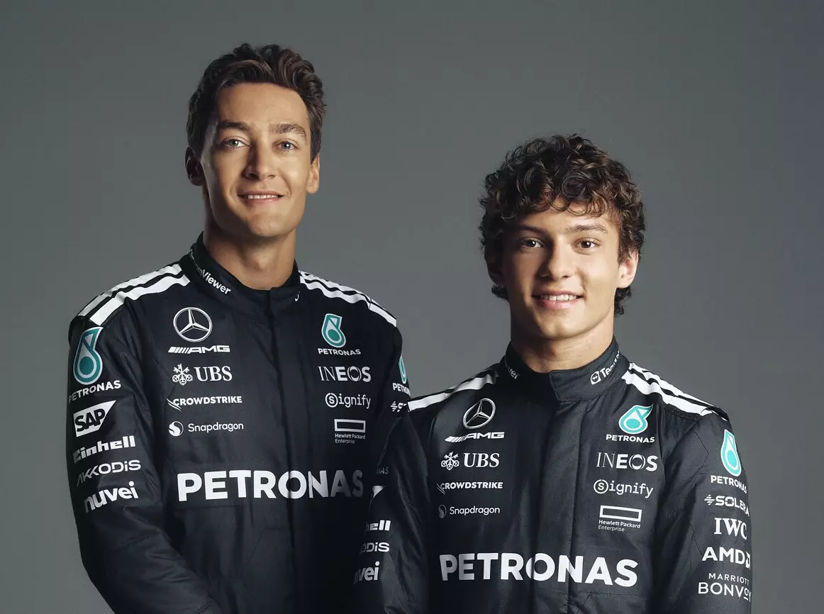 George Russell und Andrea Kimi Antonelli Foto zur News: Toto Wolff: Erwarte nicht, dass Russell Antonelli deklassieren wird