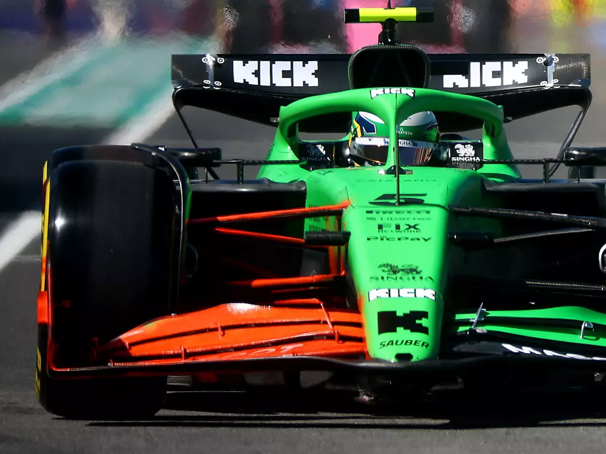 Gabriel Bortoleto mit Flow-Vis-Farbe am Frontflügel seines Sauber C45 in Melbourne 2025 Foto zur News: Updates Melbourne: Sauber versucht einen "Reset"