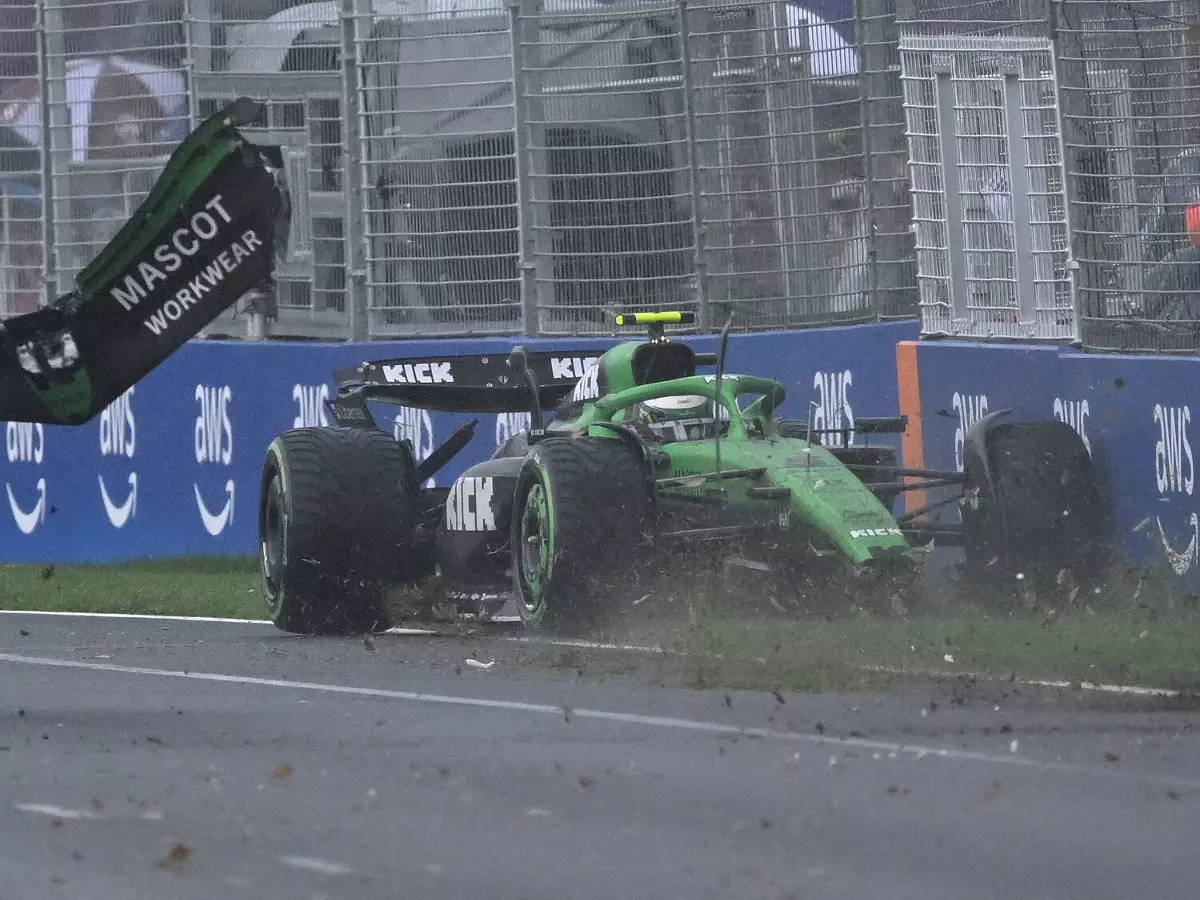 Mit fliegendem Frontflügel: Gabriel Bortoleto verunfallt in Melbourne 2025 Foto zur News: Bortoleto-Crash: Fahrfehler war Auslöser, nicht die Radaufhängung