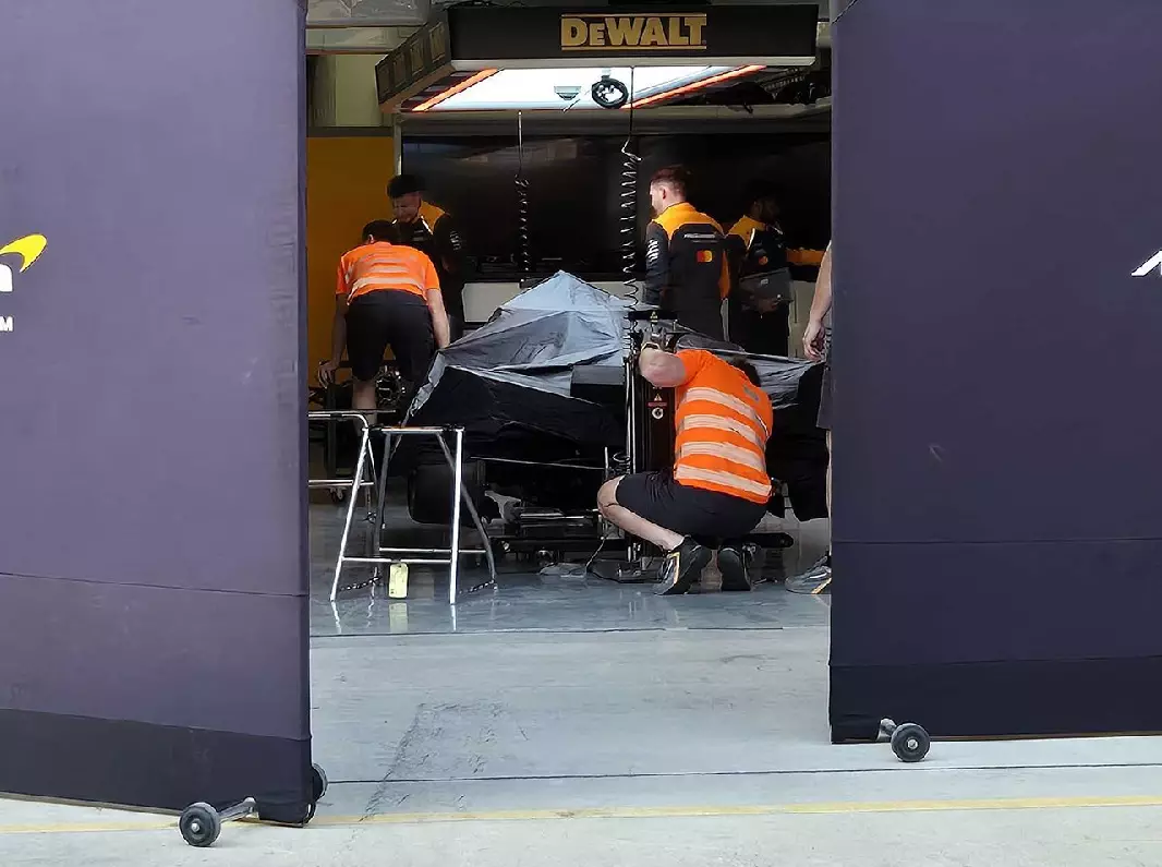 McLaren-Box Foto zur News: Logistik-Chaos vor dem China-GP: FIA erlaubt Überstunden für Teams