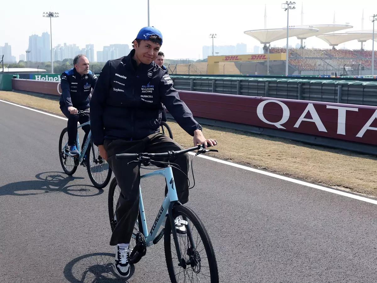 Streckenbesichtigung auf zwei Rädern: Alexander Albon will in China nachlegen Foto zur News: Albon nach starkem Auftakt: Williams ist im Rennen besser als im Qualifying